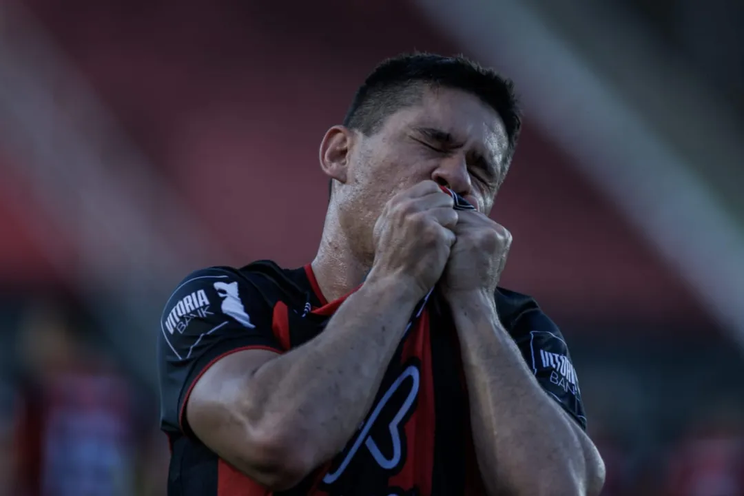 Osvaldo beijando a camisa do Vitória