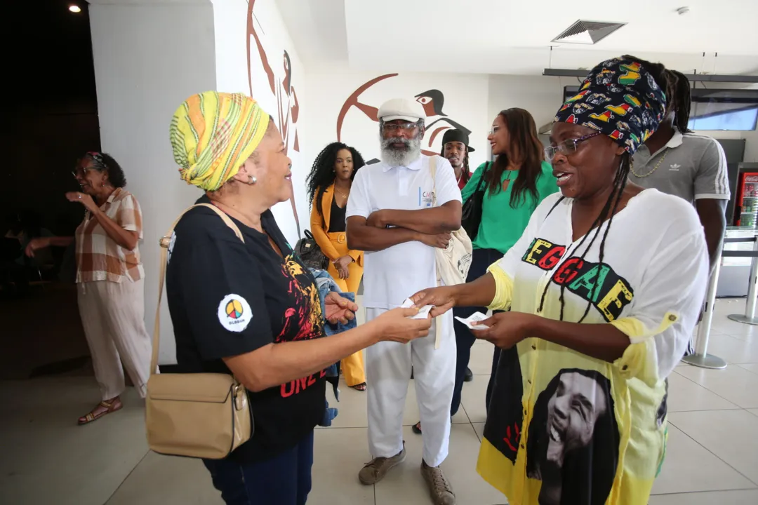 Jussara Santana entrega ingressos para o filme Bob Marley: One Love