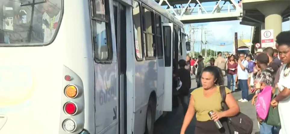 O primeiro ônibus a ser liberada foi o da empresa Avanço Transportes.