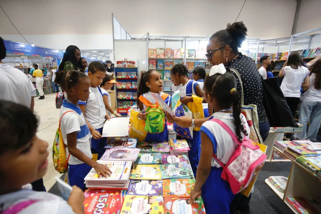 Feira foi tomada por uma multidão de alunos