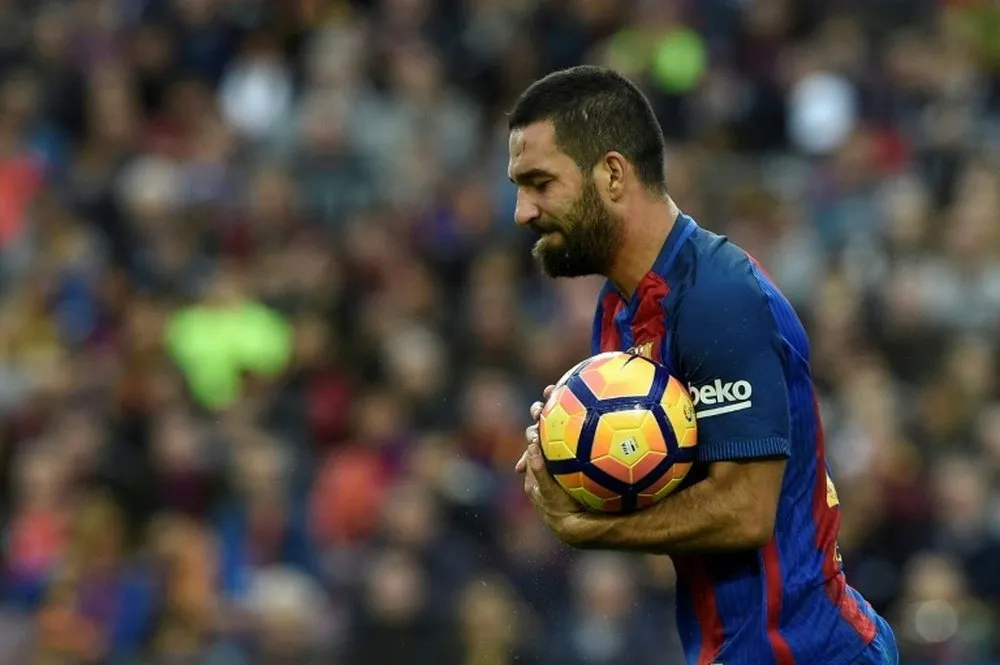 Passagem do meio-campista Arda Turan pelo Barcelona foi polêmica