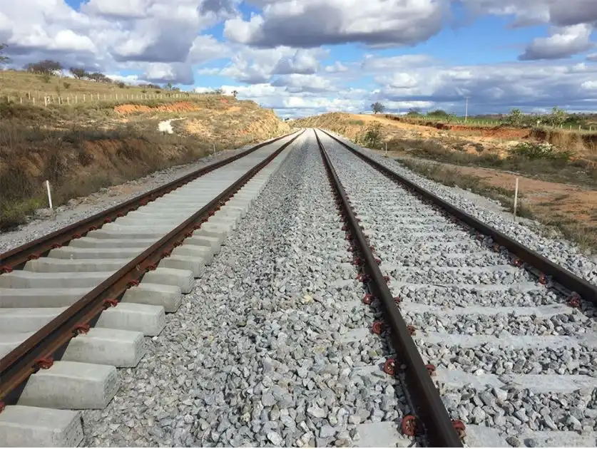 Retomada das obras da Fiol aumenta dwemanda por engenheiros e abre possibilidades para exportaçção.