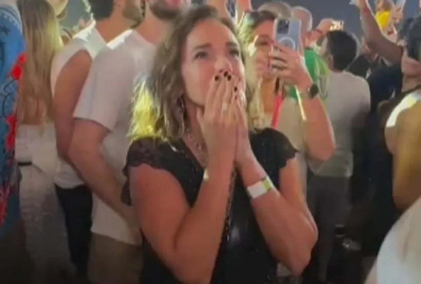 Ao lado da esposa Malu Verçosa Mercury, Daniela chegou cedo à praia de Copacabana