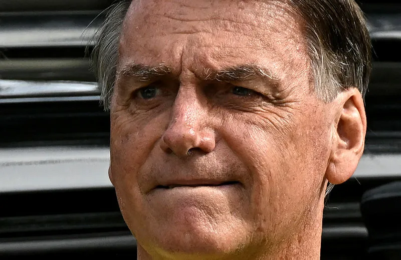 A PF indiciou, além de Bolsonaro, o ex-ajudante de ordens Mauro Cid , o deputado federal Gutemberg Reis (MDB-RJ) e mais 14 pessoas