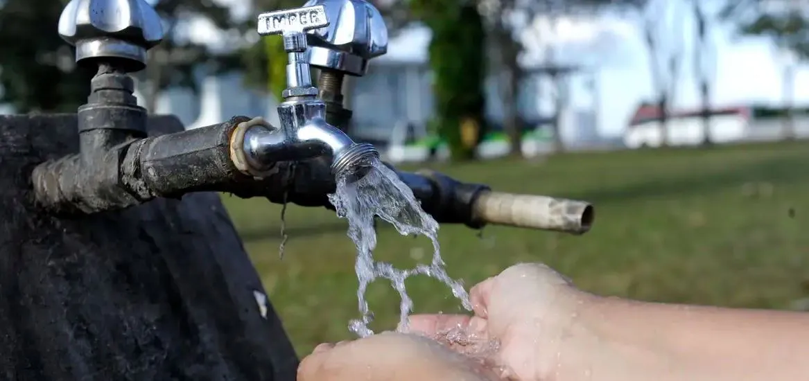 Até mesmo os povos ribeirinhos do Rio Amazonas vivem problemas para terem acesso à água