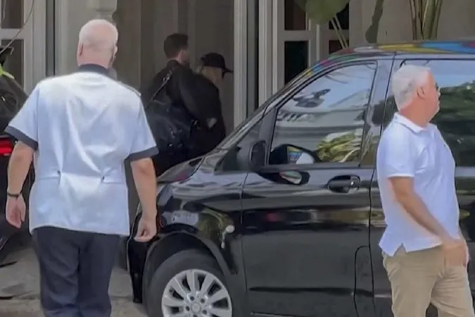 Madonna entrando em hotel no Rio de Janeiro