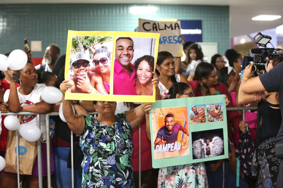 Fãs esperando a chegada de Davi Brito, no Aeroporto de Salvador