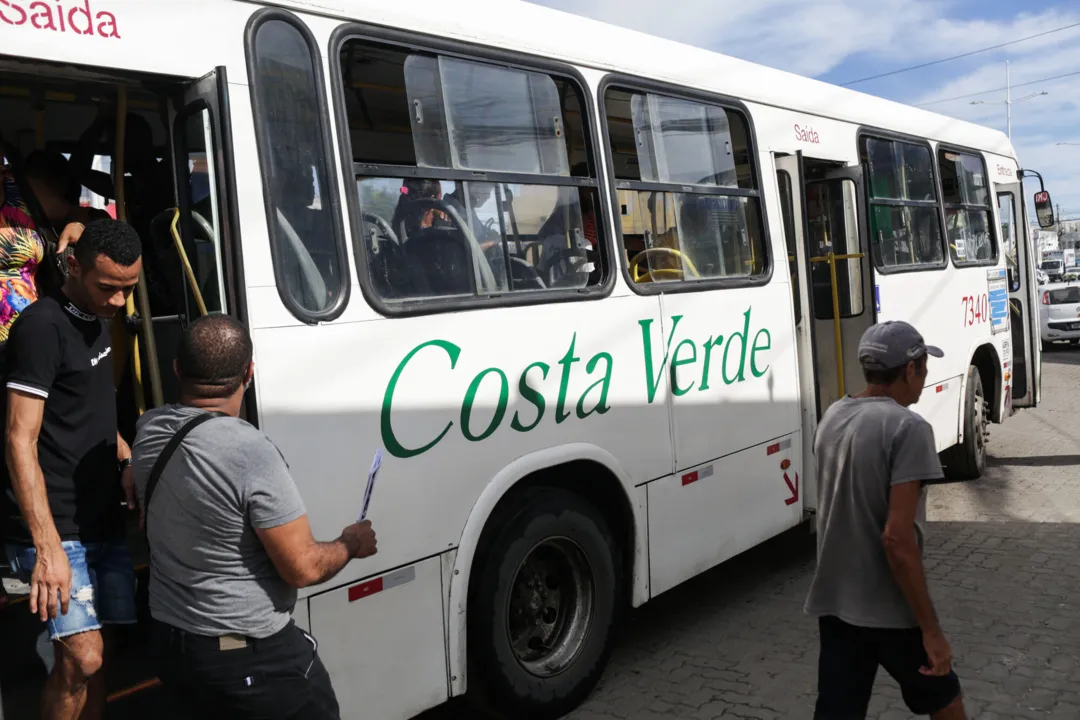 Encerramento de linhas de ônibus de transporte metropolitano nas empresas Avanço e Costa Verde deve dificultar a locomoção de passageiros que utilizam o serviço