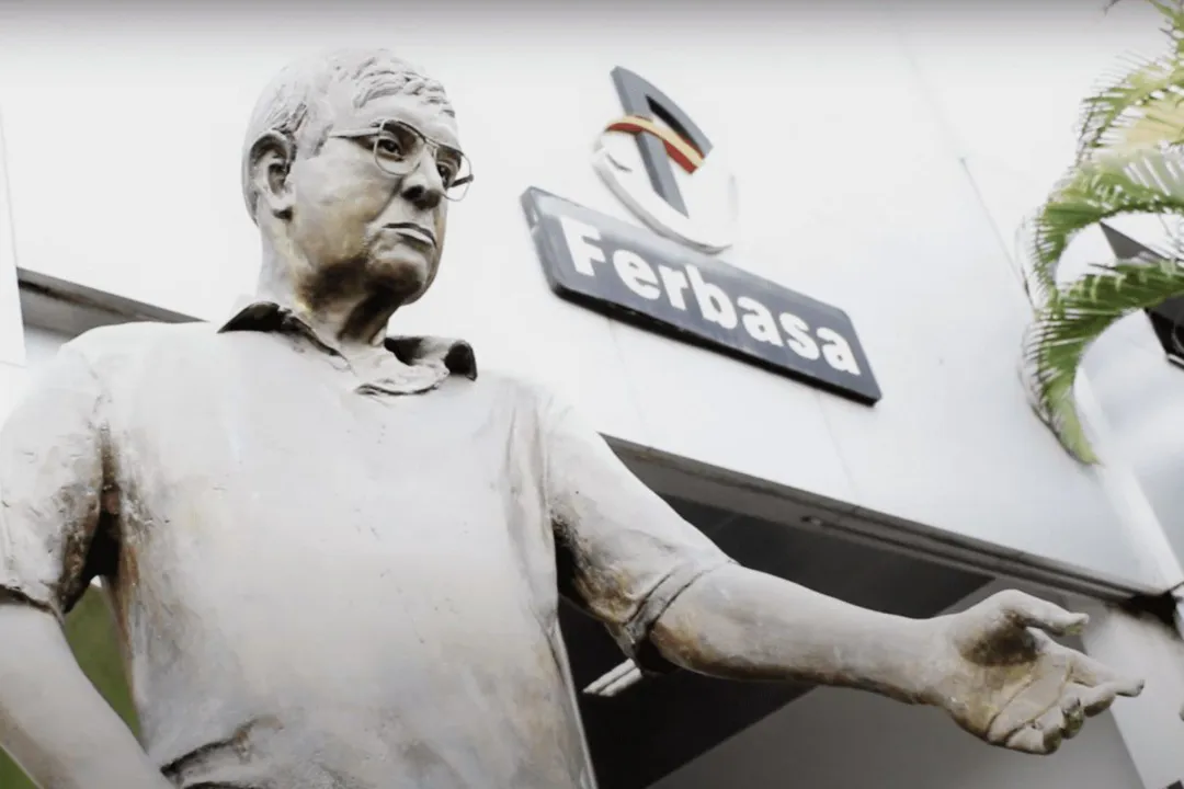 Estátua de José Carvalho na entrada da Ferbasa, em Pojuca: imagem maculada por batalha judicial