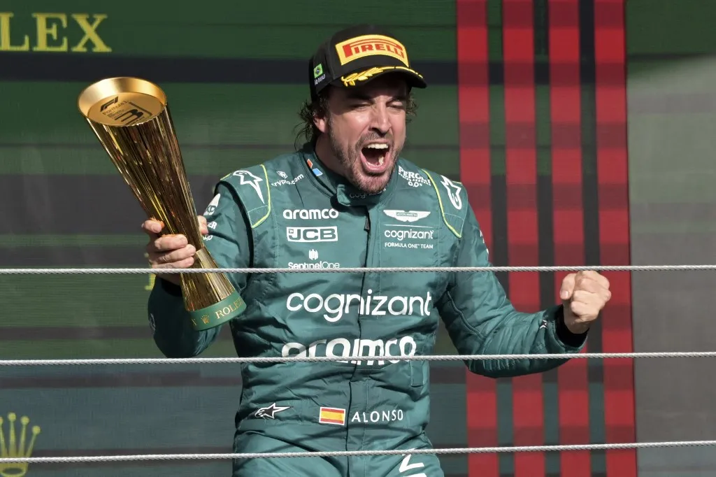 Fernando Alonso renova com Aston Martin.