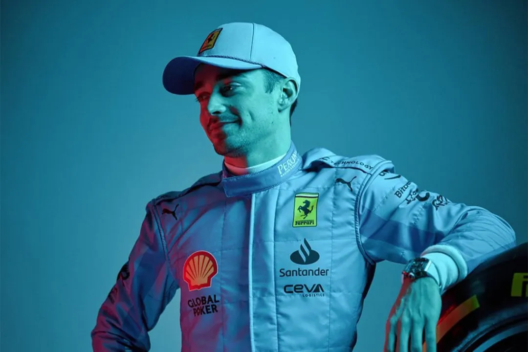 Charles Leclerc, piloto da Ferrari com o novo uniforme