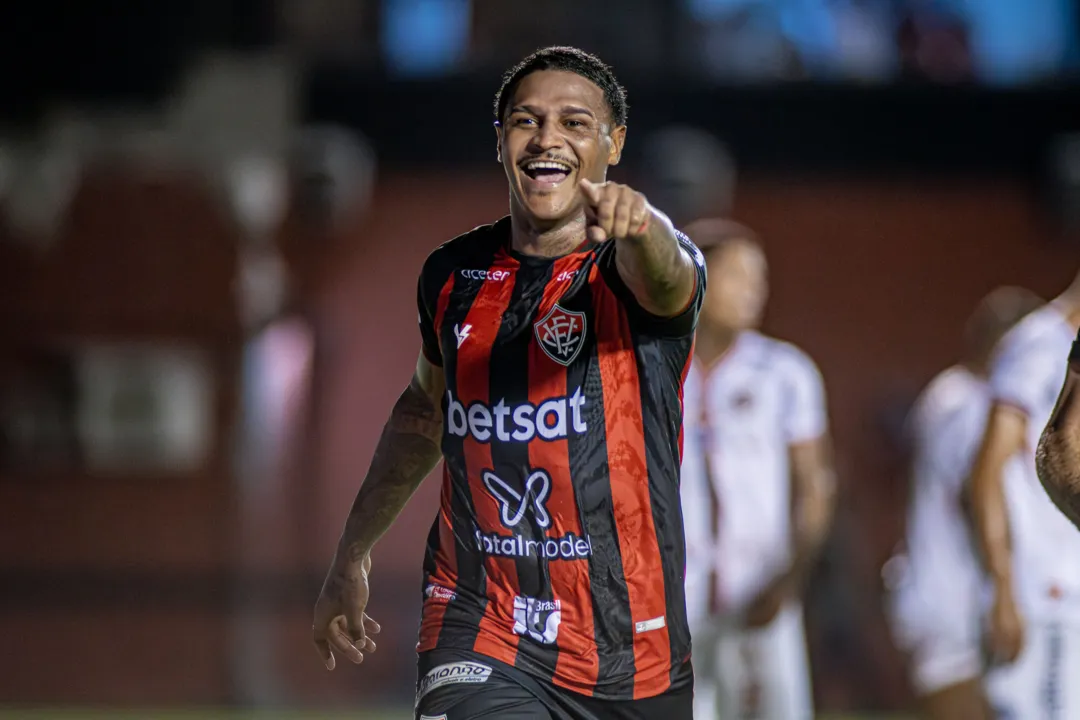 Rodrigo Andrade comemorando gol