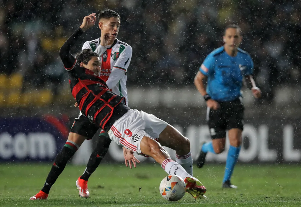 Atacante Pedro tenta manter a posse de bola contra o Palestino