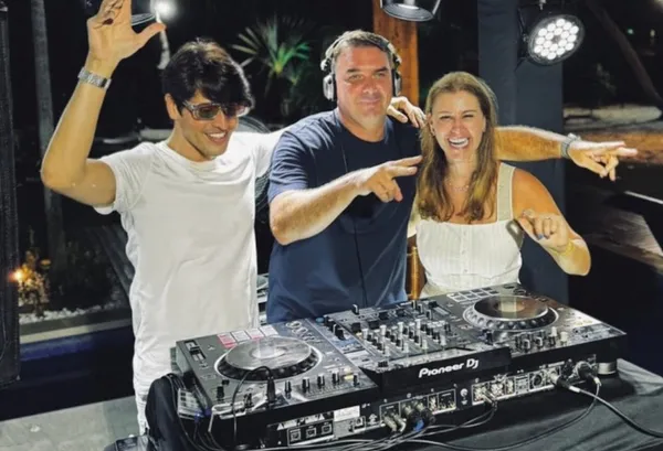 Flávio Bolsonaro e a esposa, ao lado do Dj Rafa Gouveia, em Praia do Forte