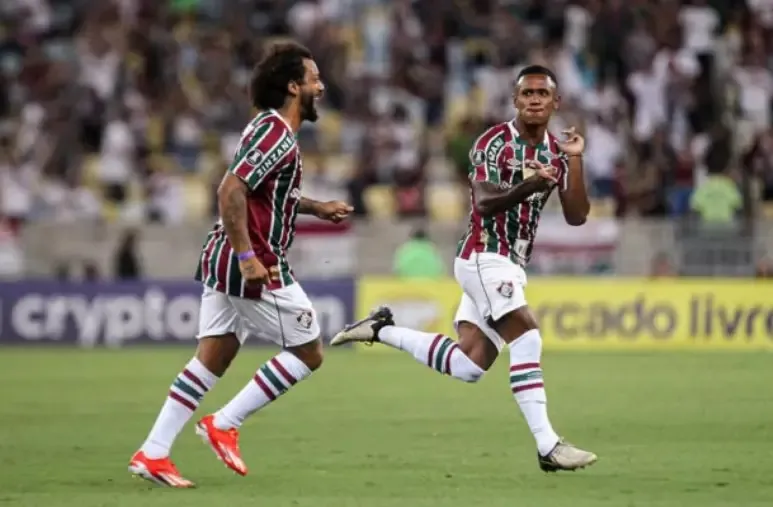 Marquinhos chuta para fazer o golaço que abriu o placar para o Fluminense