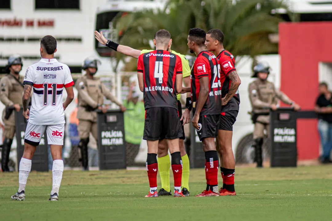 Com a desvantagem numérica, o Vitória sofreu o gol ainda no primeiro tempo