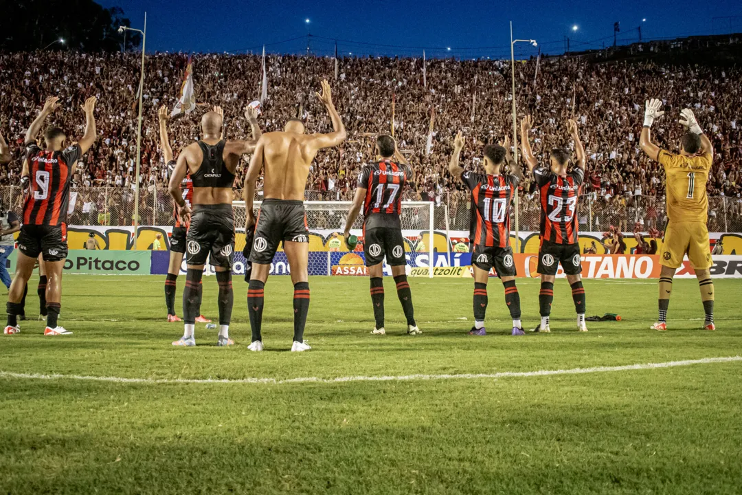 Jogadores do Vitória comemorando resultado com a torcida