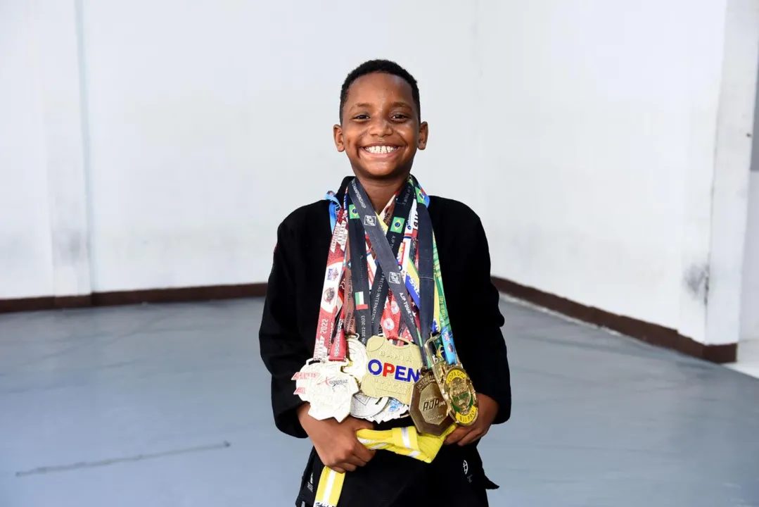 Henry posa com medalhas conquistadas