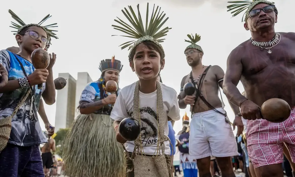 Reunião ocorreu após a realização de mais uma marcha, que reuniu milhares de indígenas