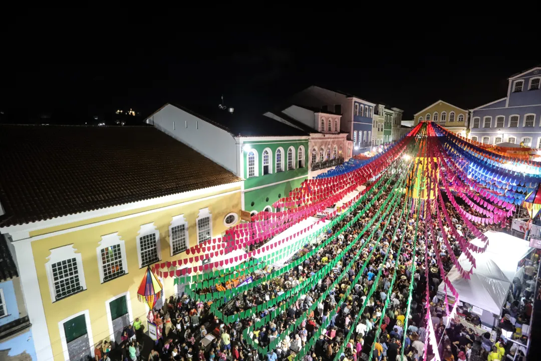 No Pelourinho, uma festa colorida anima quem passa pelo São João na capital