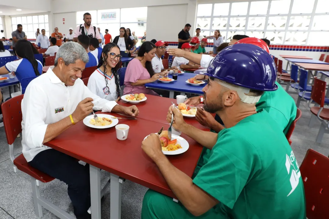 O governador almoçou com operários e estudantes no refeitório do colégio recém-inaugurado