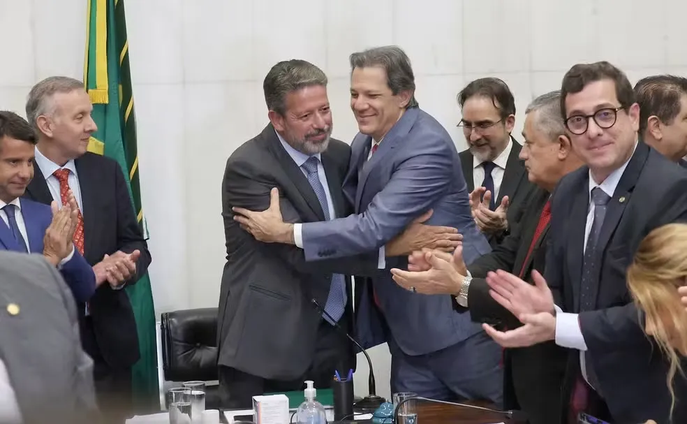 Haddad cumprimenta Lira na Câmara dos Deputados