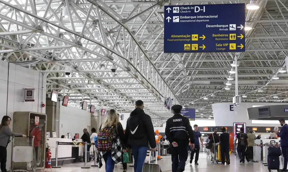 Homem foi preso transportando 3,2 kg de maconha dentro de peixes, no aeroporto do Galeão, Rio de Janeiro.