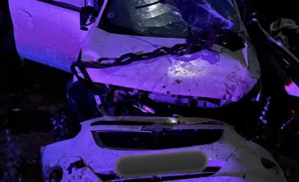 A parte frontal do carro foi destruída pelo impacto do acidente