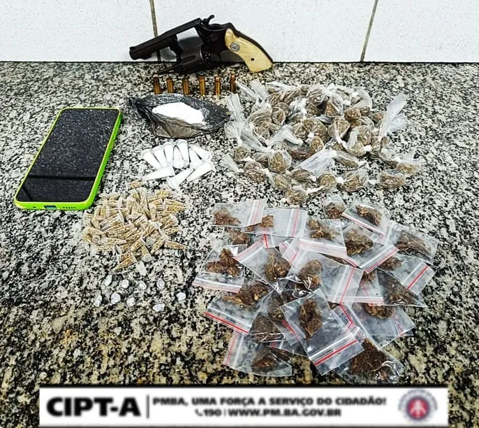 Material apreendido com os criminosos