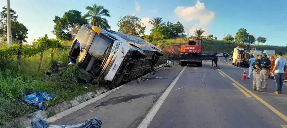 Nove pessoas morreram e 23 ficaram feridas após o ônibus de turismo tombar