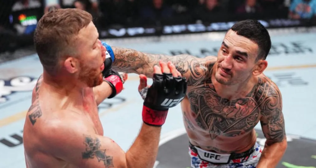 Max Hollowa acerta o rosto de  Justin Gaethje