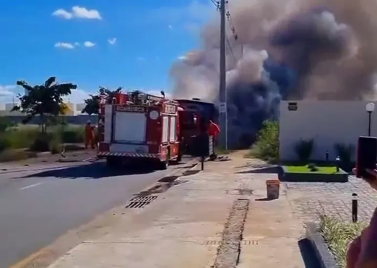 Passageiros foram evacuados do ônibus.