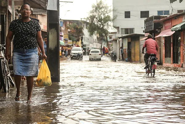 Professor alertou sobre os riscos causados pelo contato com água de enchentes