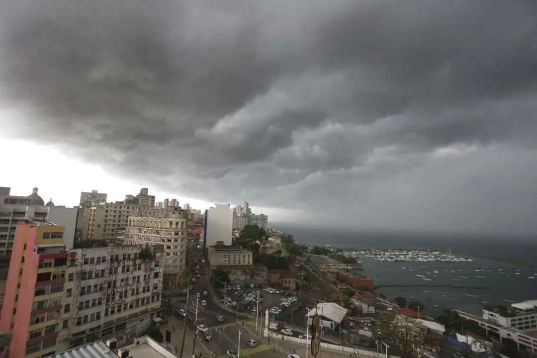 Nuvens carregadas no Centro de Salvador