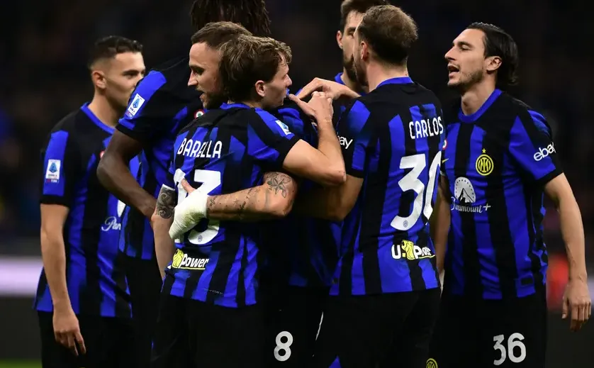 Jogadores da Inter comemorando gol contra a Lecce