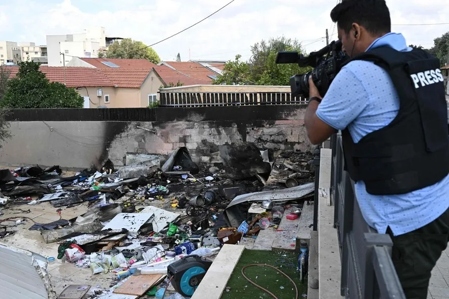 Tanque disparou e matou um jornalista e feriu outros seis no Líbano
