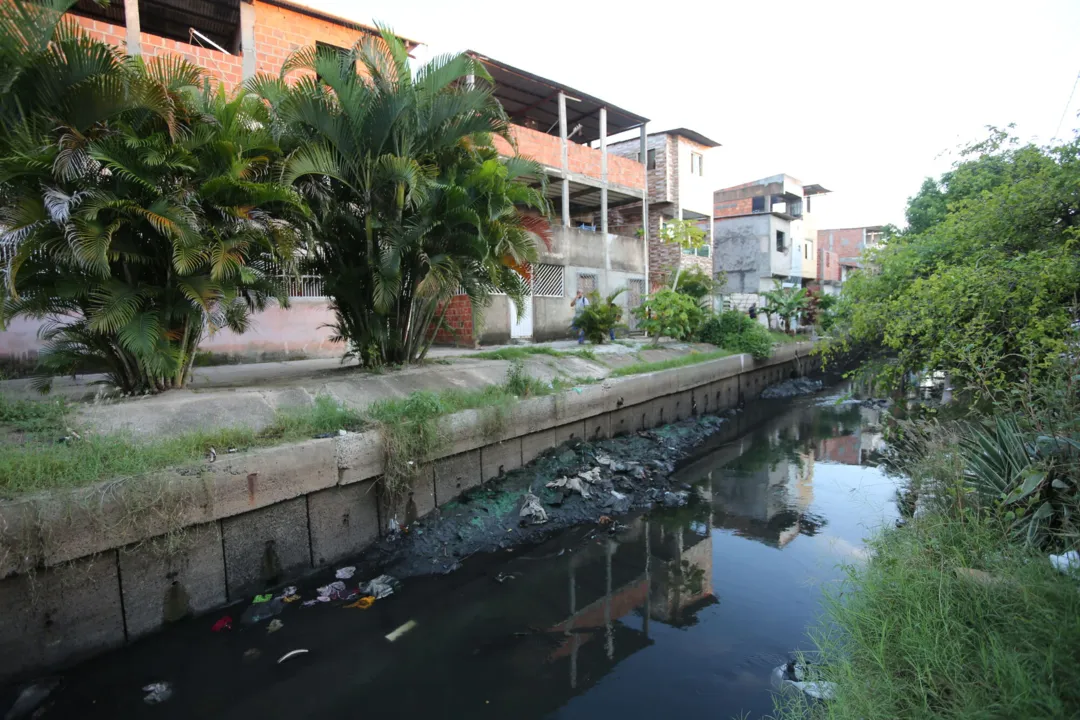 Canal do ‘Bate Estaca’ é apontado pelos moradores como uma fonte de infestação