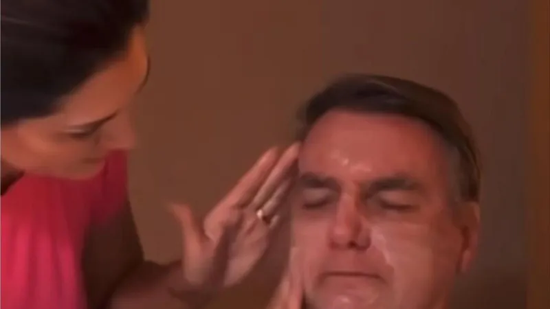 Jair Bolsonaro fazendo teste de produtos de beleza