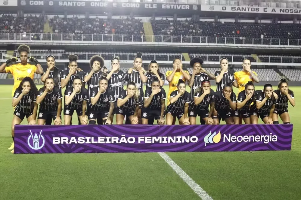 Jogadoras fizeram protesto na partida contra o Santos, time do treinador acusado de assédio