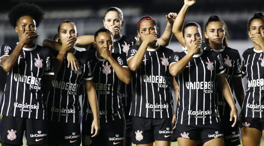 Um dos protestos aconteceu na própria partida do Peixe contra o Corinthians