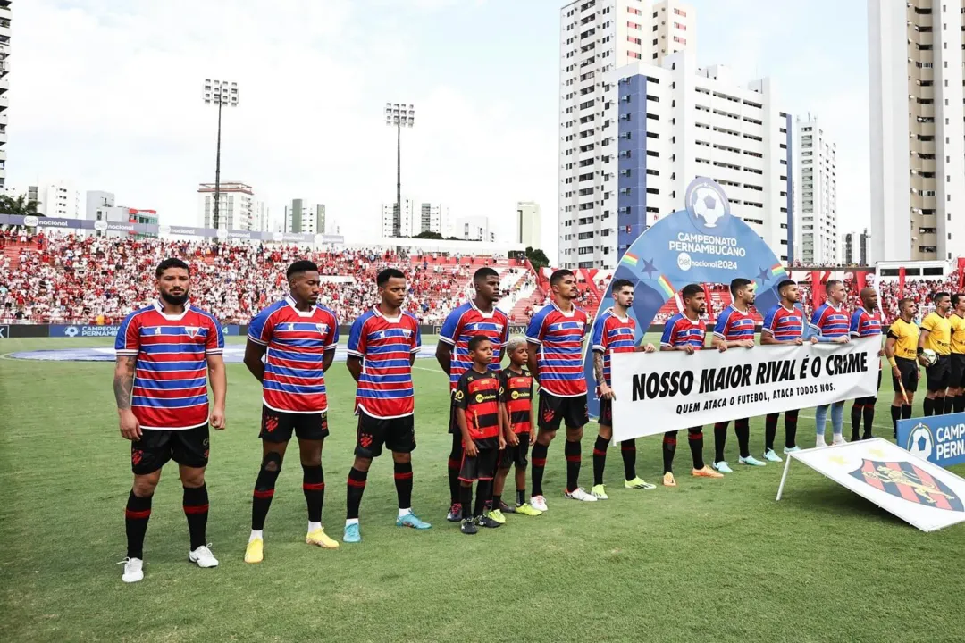 Jogadores do Sport com camisa do Fortaleza em símbolo de apoio