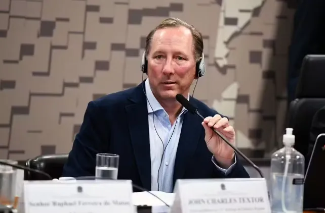 John Textor durante apresentação a comissão do Senado.