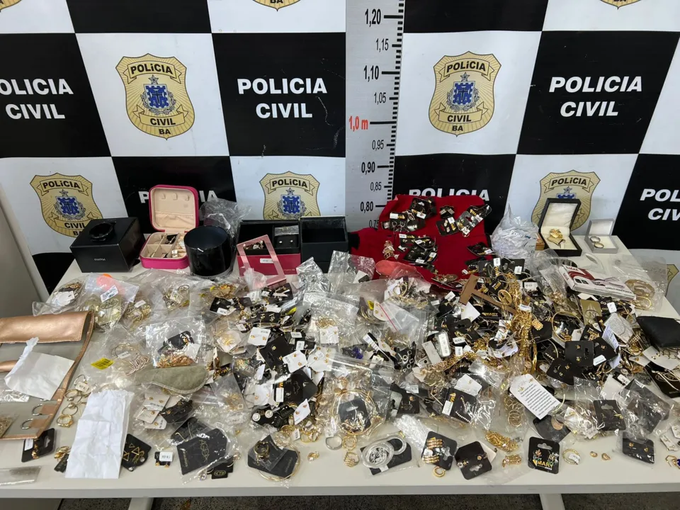 Imagem ilustrativa da imagem Joias avaliadas em R$ 100 mil são recuperadas em Feira de Santana