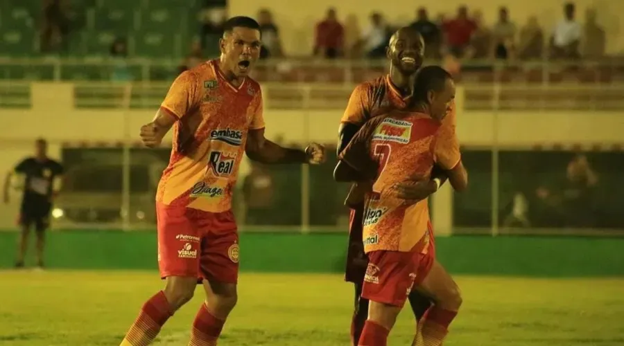 Jogadores da Juazeirense comemoram vitória de goleada