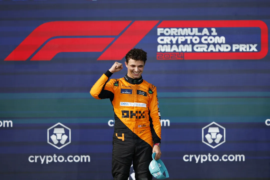 Lando Norris sobe ao lugar mais alto do pódio pela primeira vez na Fórmula 1