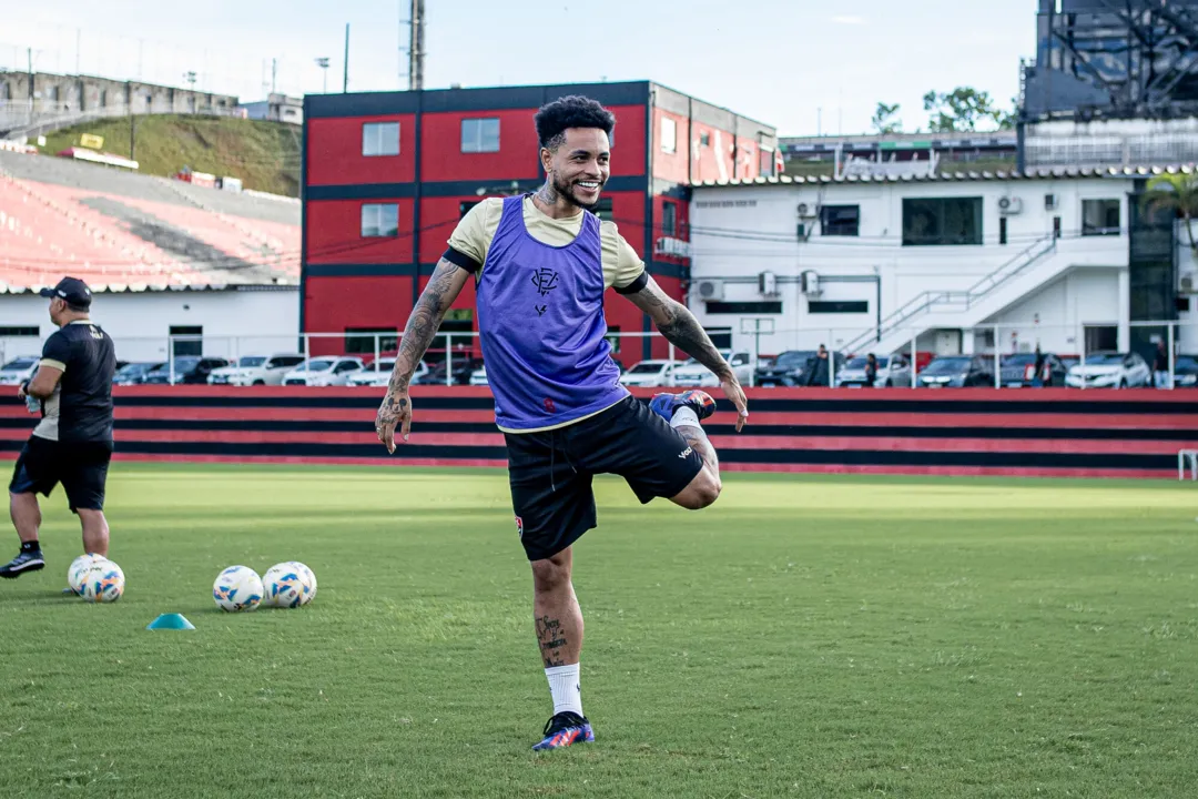 Matheusinho em treino do Vitória desta sexta-feira, 5