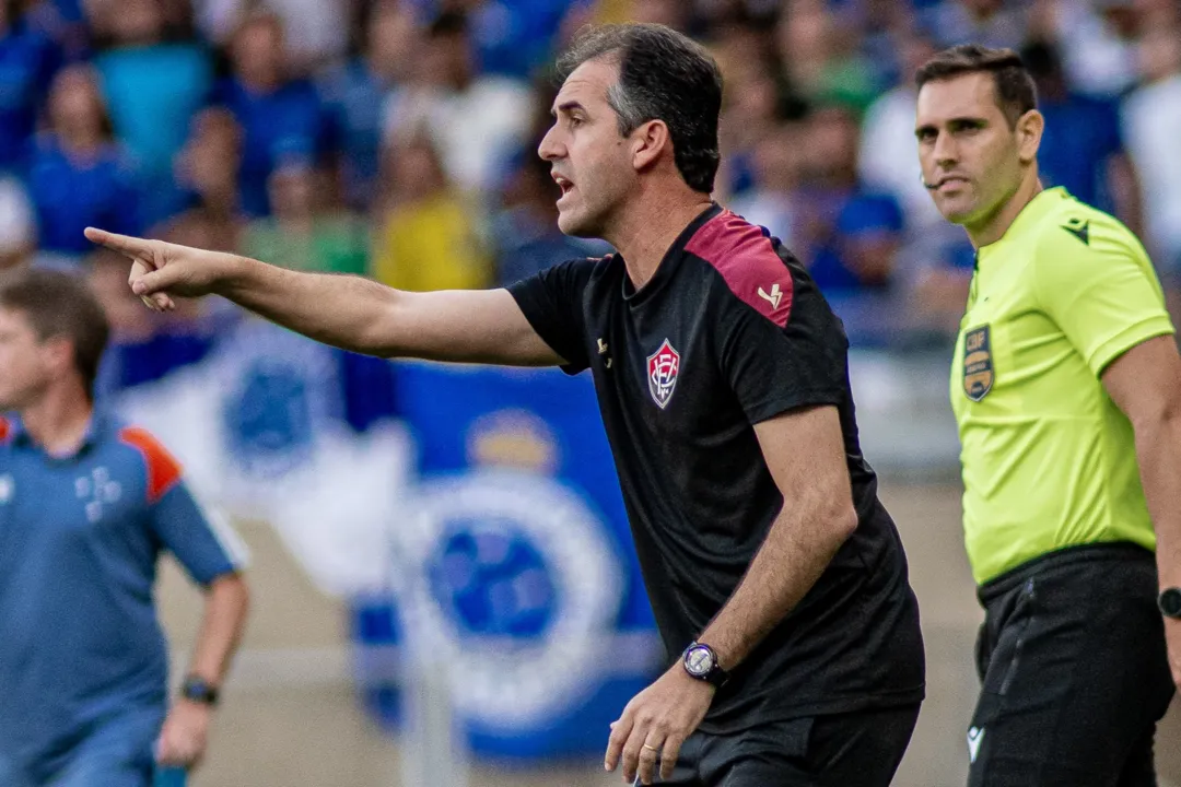 Léo Condé à beira do campo no jogo contra o Cruzeiro, no Mineirão