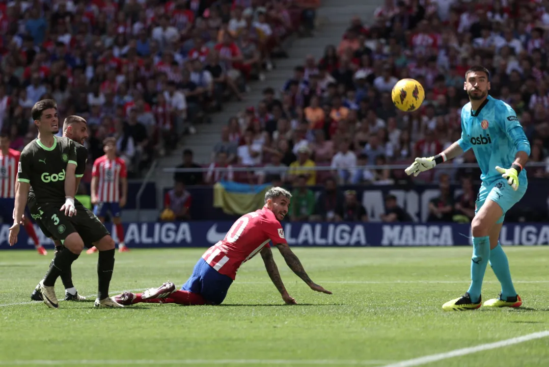 Argentino Angel Correa (deitado, com camisa vermelha) fez um dos três gols contra o Girona neste sábado, 13