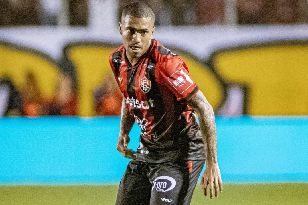 Lucas Esteves em campo na estreia, contra o Palmeiras