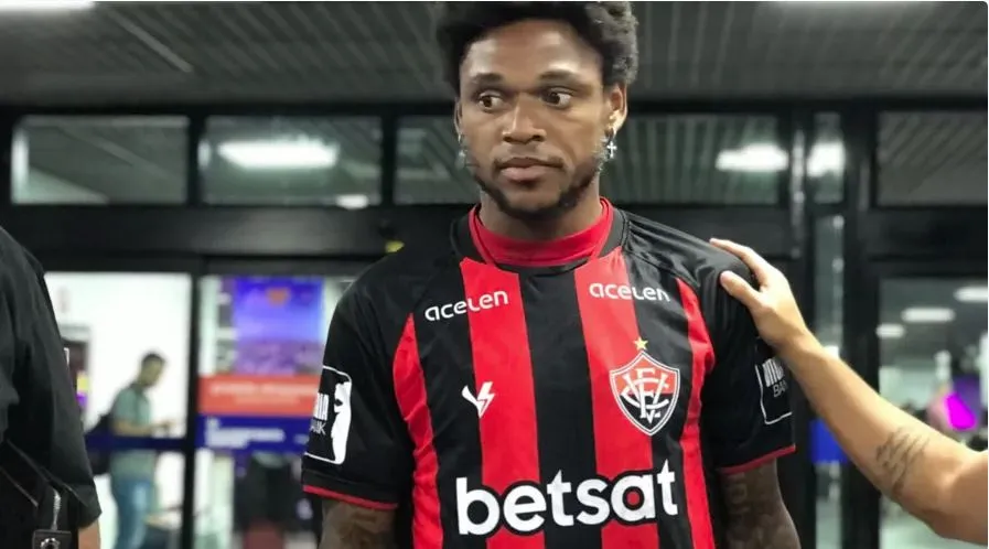 Luiz Adriano na chegada a Salvador